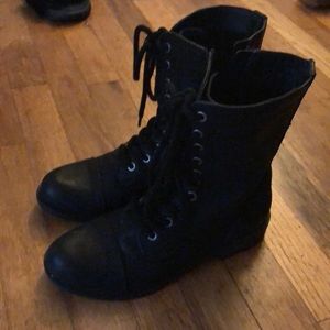 Black combat bootsBy faded glory